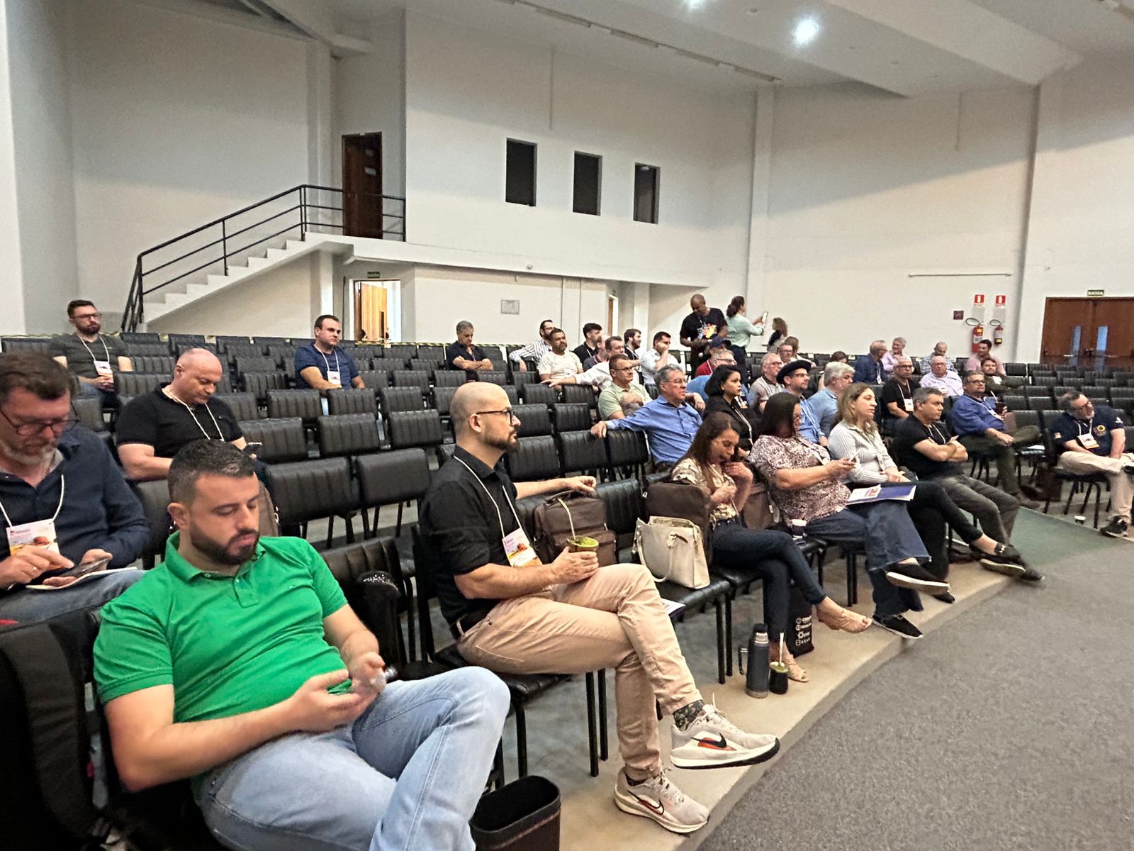 Representantes das entidades reunidos em Santa Rosa